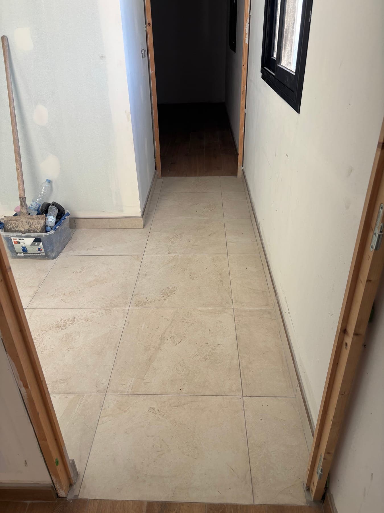 Couloir carrelé en ton clair, raccord avec le carrelage imitation bois