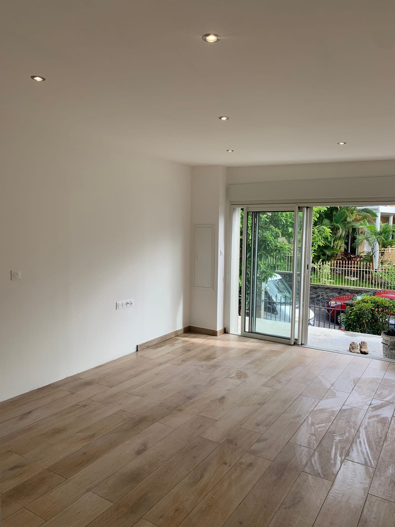 Séjour terminé, carrelage grand format imitation parquet clair