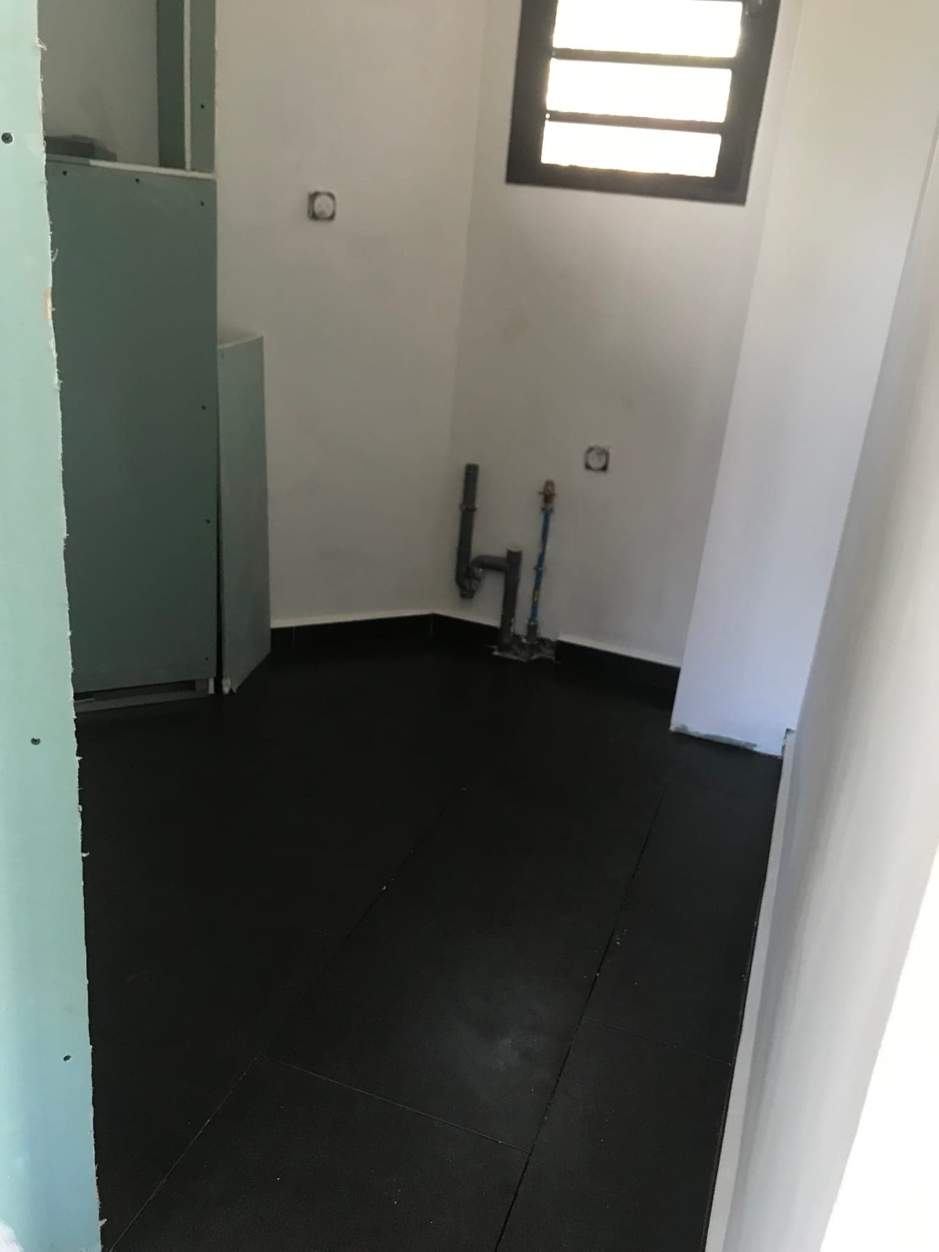 Chambre au carrelage noir grand format et menuiseries aluminium noires