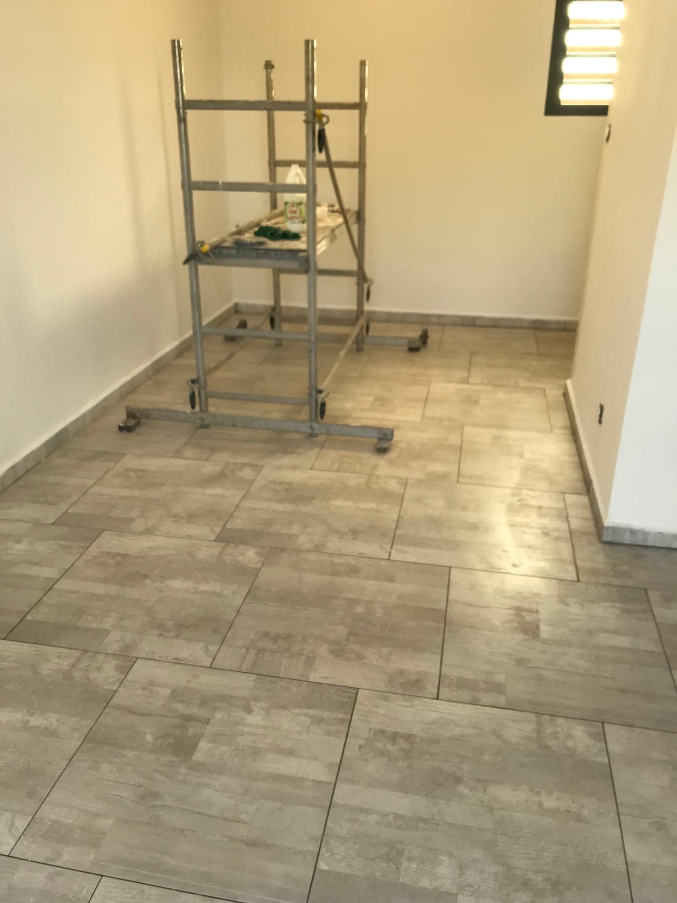 Pièce carrelée en fin de chantier, dernières finitions en cours