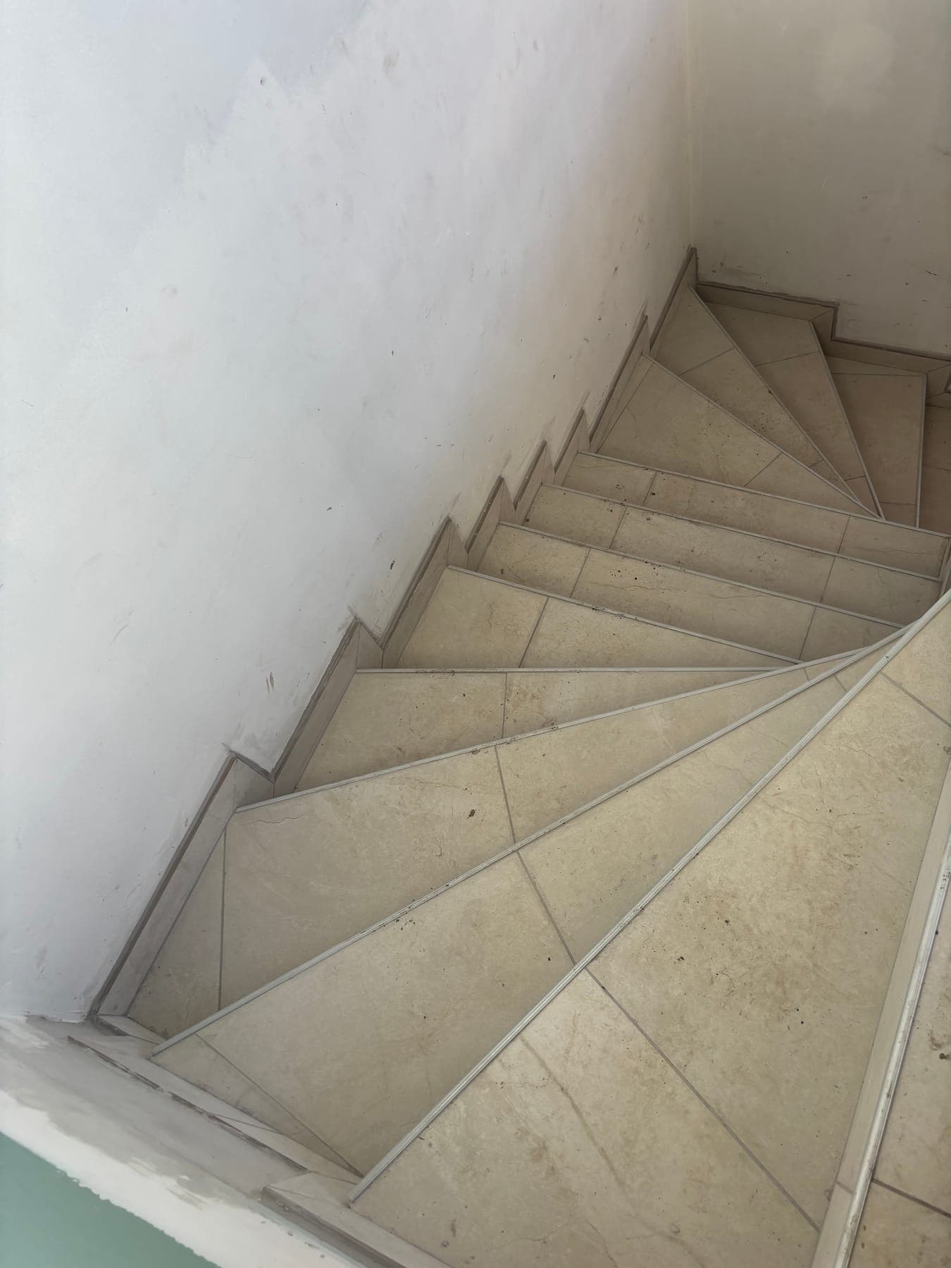 Escalier intérieur carrelé, marches et contremarches