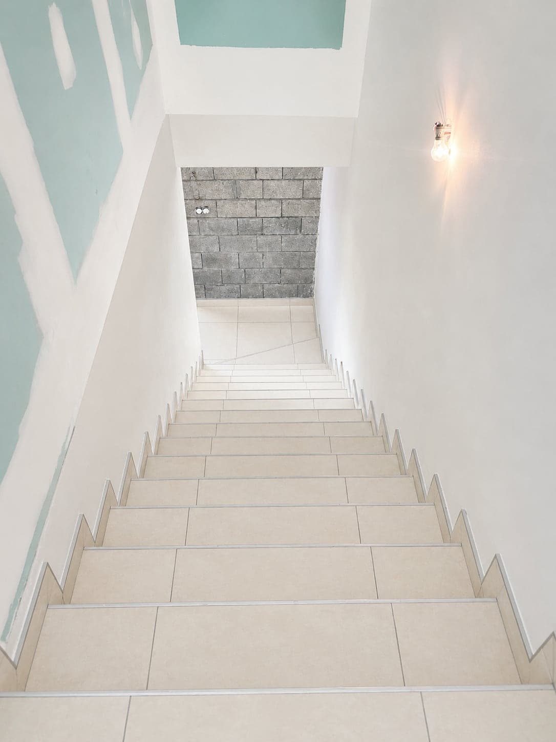 Escalier carrelé menant à l'étage, nez de marche en profilé aluminium