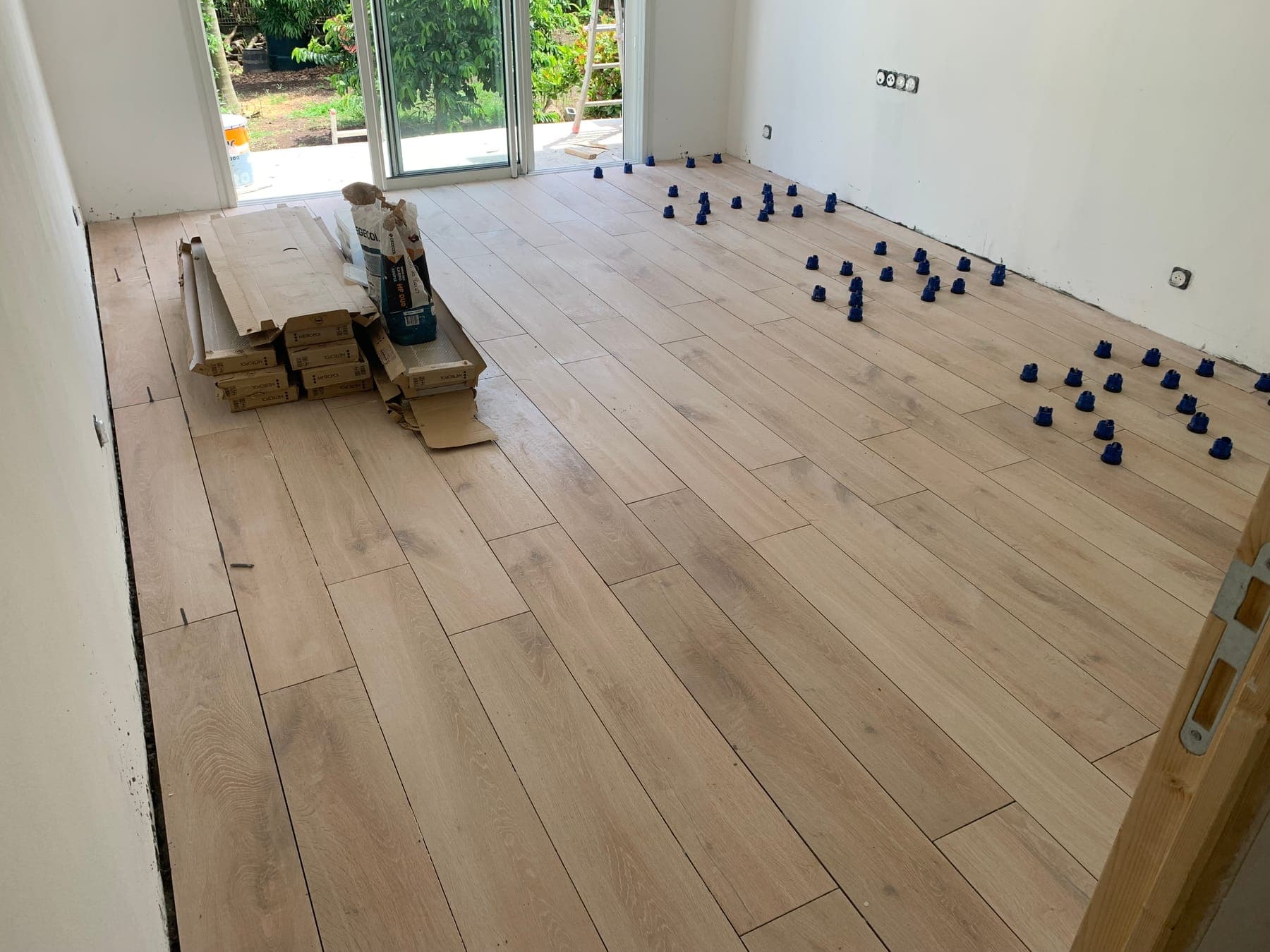 Pose de carrelage avec croisillons autonivelants sur le chantier