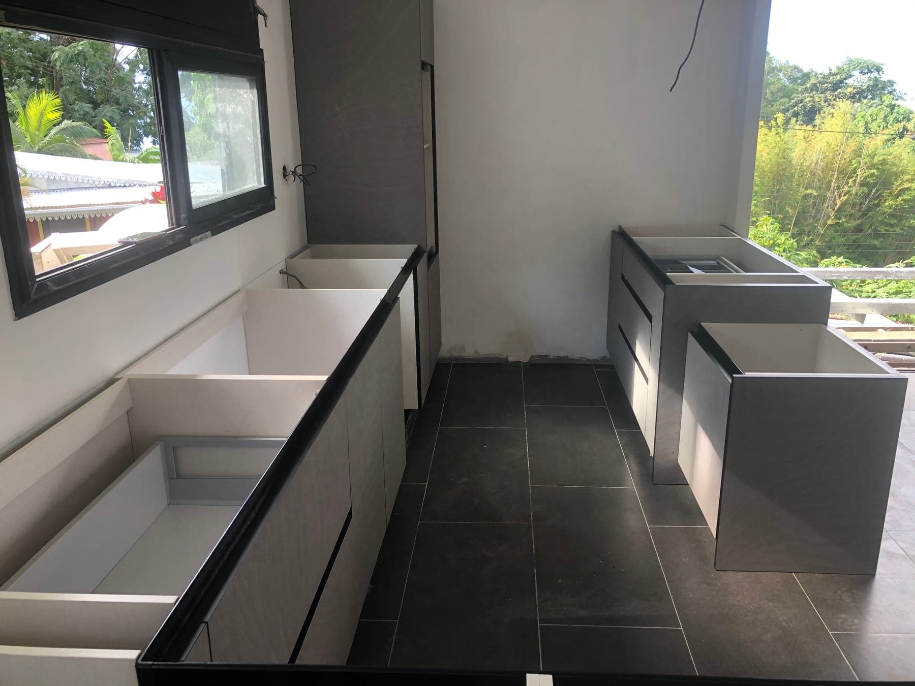 Montage des meubles bas de la cuisine en cours