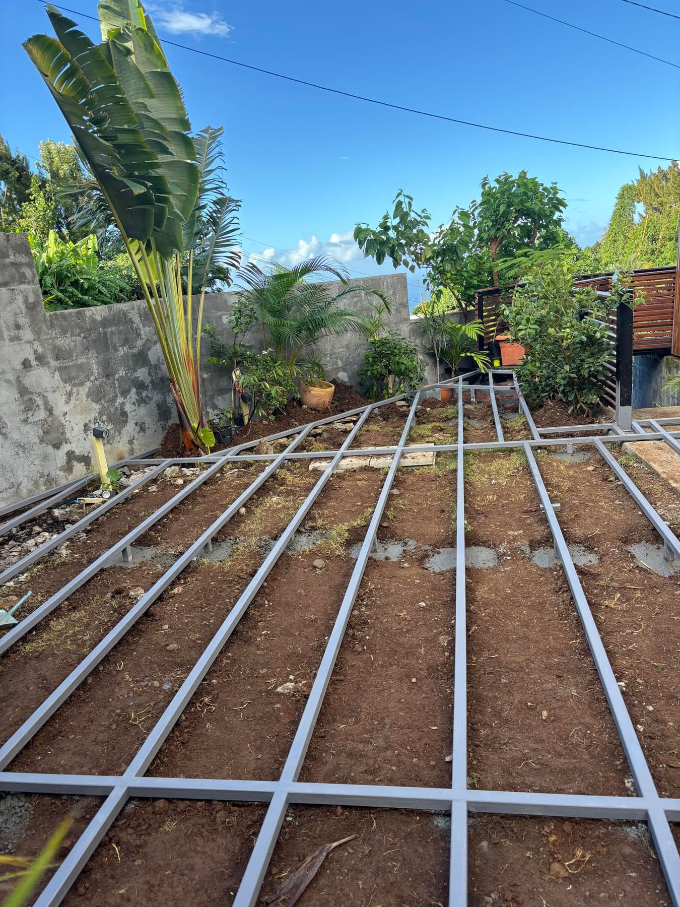 Lambourdes posées sur plots et réglées de niveau avant la pose des lames de terrasse