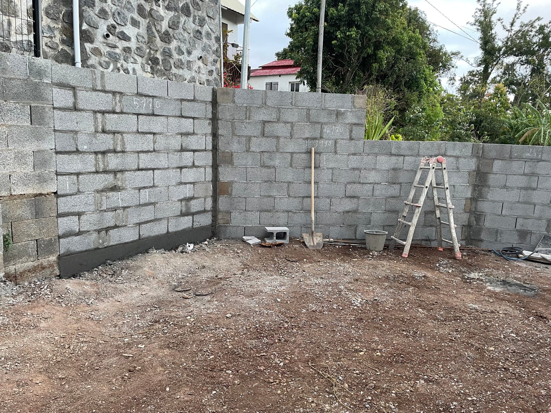Élévation du mur en parpaing sur le chantier d'aménagement extérieur