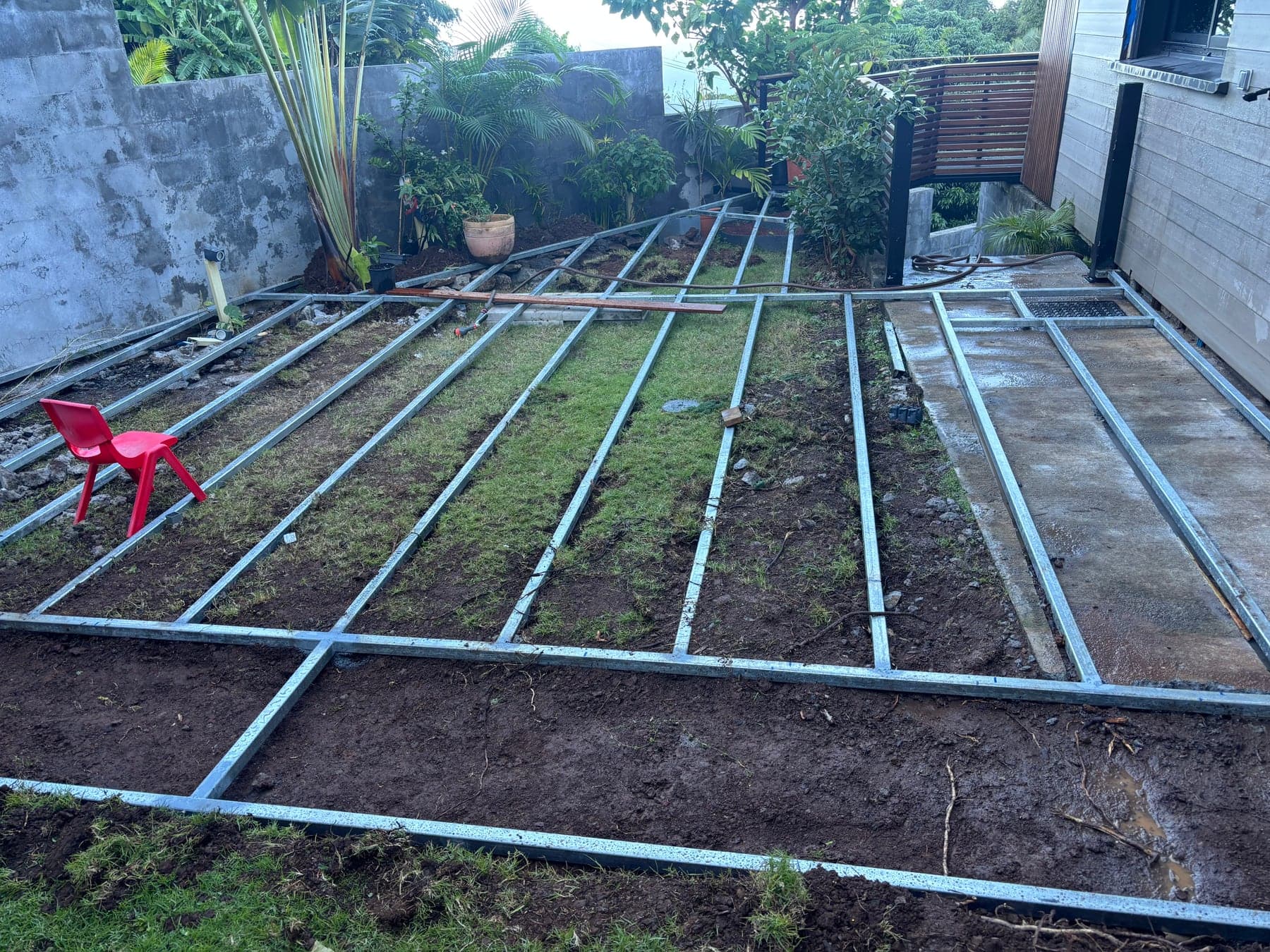 Ossature de lambourdes couvrant toute la surface de la future terrasse en bois