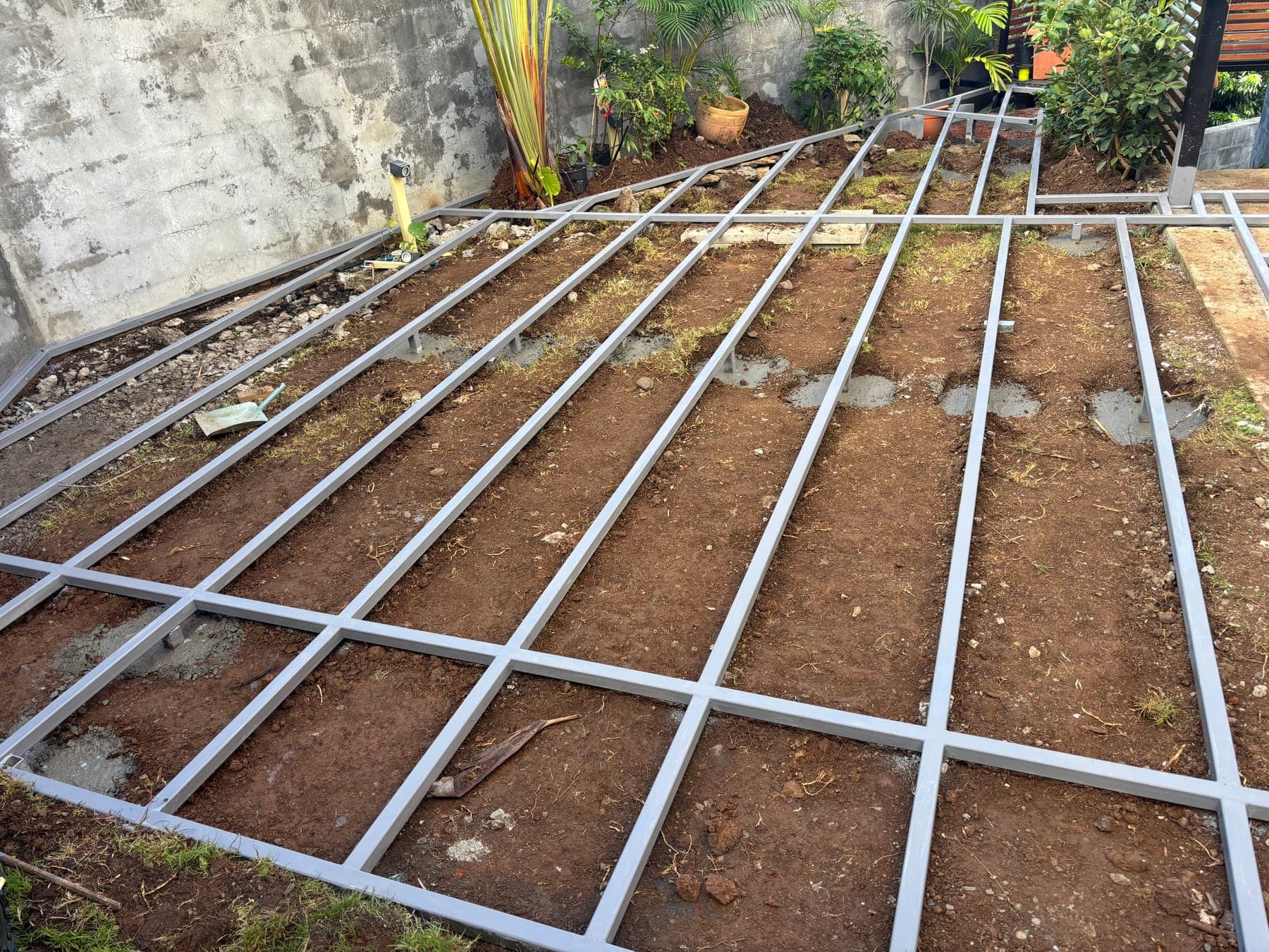 Structure en lambourdes posée et réglée avant la pose des lames de terrasse
